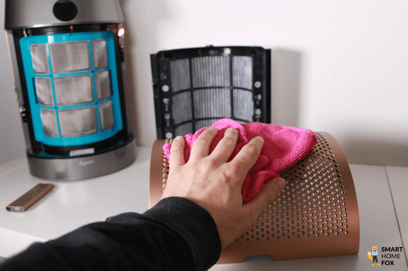 Das Luftgitter des Dyson Purifier Hot+Cool Formaldehyde HP09 wird mit einem trockenen Tuch gereinigt.